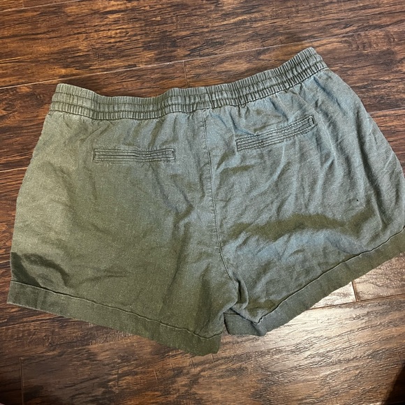 Old navy army green shorts size medium - Picture 2 of 3